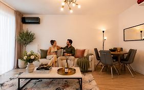 Apart B&V 203 Coresi - Modern Flat With Parking